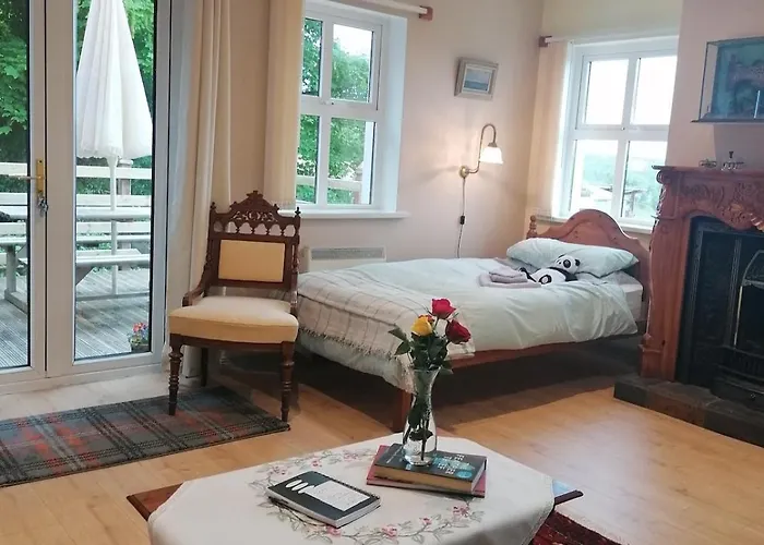 Ben Levy House Suite, Village *